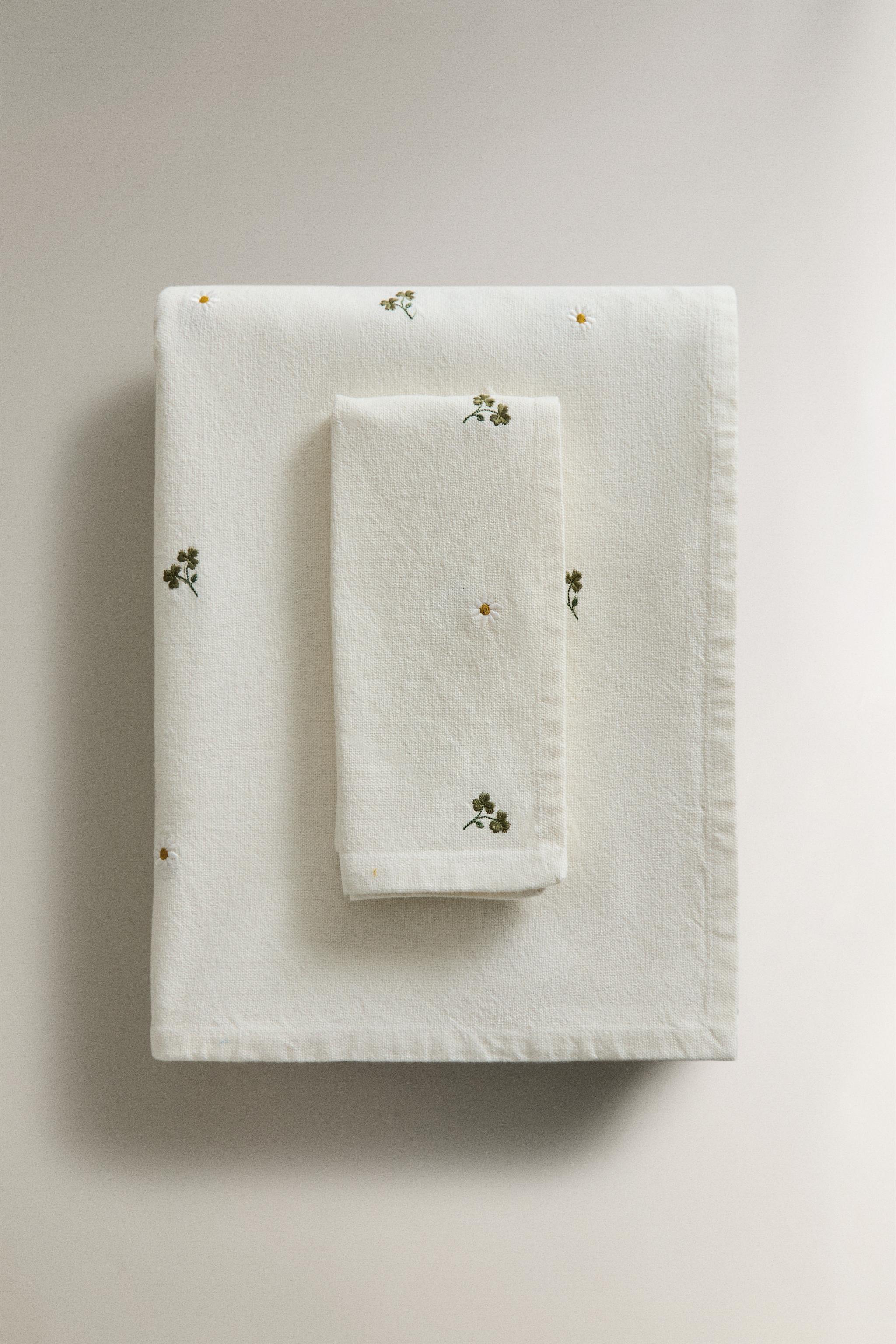 CLOVER AND DAISY EMBROIDERED TABLECLOTH